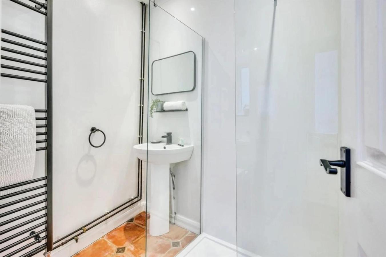 City Centre 2 Bedroom Apt - Free Parking - Wifi - Smart Tv Πλίμουθ Εξωτερικό φωτογραφία